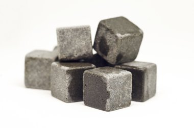 Viski cooller taşlar Isolated beyaz arka plan