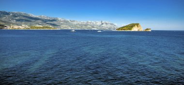 Karadağ tepeler, yeşil çim ve bulutlar