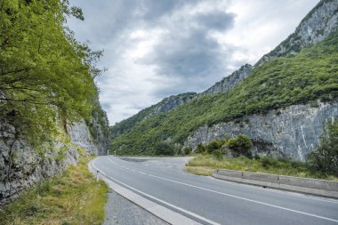 Karadağ tepeler, yeşil çim ve bulutlar