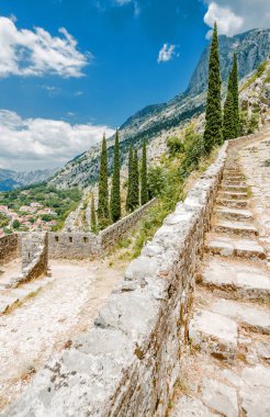 Şehir Kotor, Karadağ'ın kale duvarında