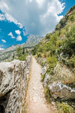 Şehir Kotor, Karadağ'ın kale duvarında