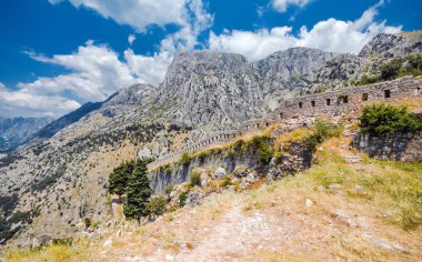 Şehir Kotor, Karadağ'ın kale duvarında