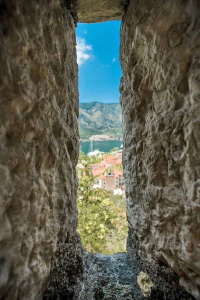 O muro da fortaleza na cidade de Kotor, em Montenegro — Fotografia de Stock