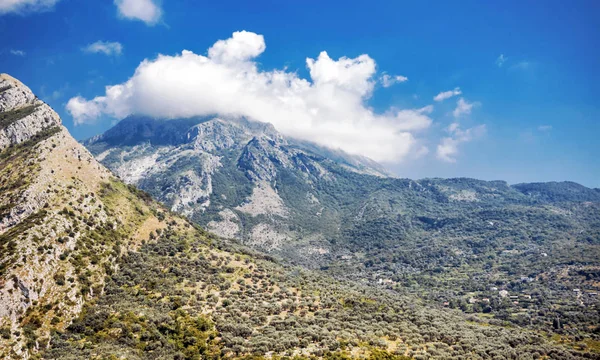 Montenegro kullar, grönt gräs och moln — Stockfoto
