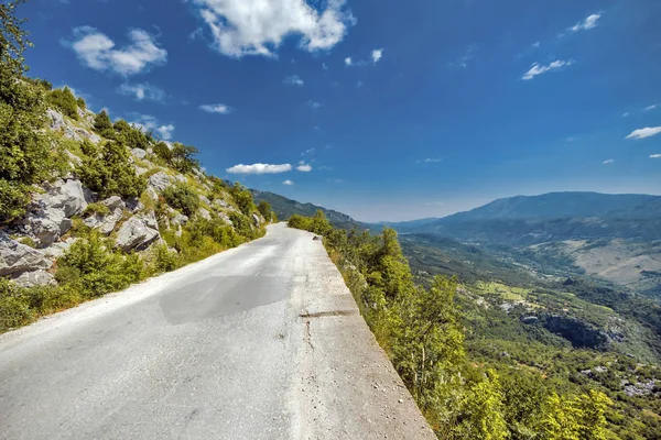 Montenegro naturaleza, caminos y colinas — Foto de Stock