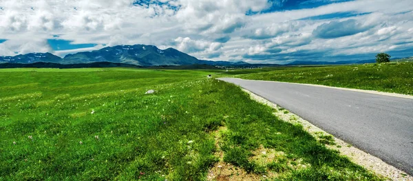 Czarnogóra hills, Zielona trawa i chmury — Zdjęcie stockowe