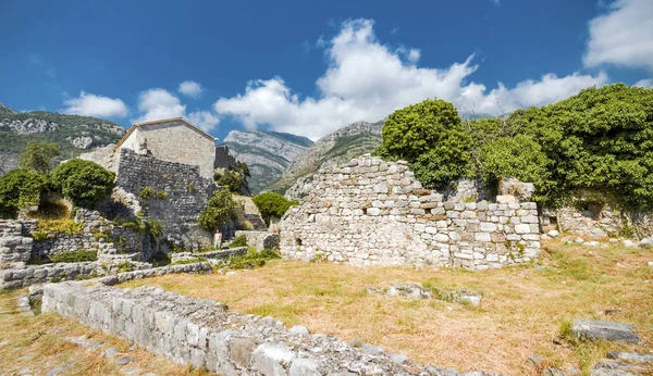 Montenegro colinas, hierba verde y nubes — Foto de Stock