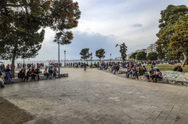 Thessaloniki, Yunanistan - 26 Şubat 2017: coa üzerinde yürüyen insanlar