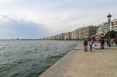 Thessaloniki, Yunanistan - 26 Şubat 2017: coa üzerinde yürüyen insanlar