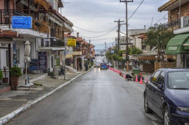 Athos, Yunanistan-Mart 27, 2017: Main street, Ouranoupolis 