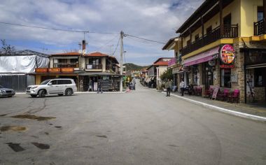 Athos, Yunanistan-Mart 27, 2017: Main street Ouranoupolis