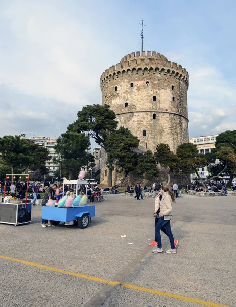 Les gens marchant sur la côte à Thessalonique à côté de la tour blanche . — Photo