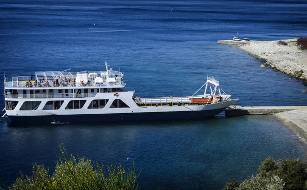 Barco de balsa chega à paisagem do Monte Athos — Fotografia de Stock