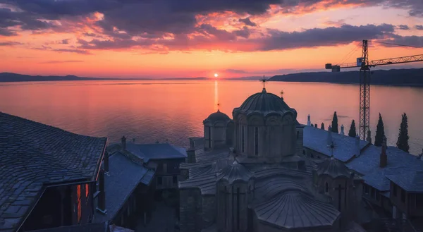 Pôr do sol no monastery de Dochiariou, península de Athos, monte Athos, Chalkidiki, Greece — Fotografia de Stock