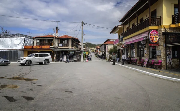 ATHOS, GRECIA-MARZO 27, 2017: Calle principal de Ouranoupolis uno de — Foto de Stock