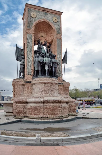 Anıt Nisan 2014 yılında Istanbul'da Taksim Meydanı'nda — Stok fotoğraf