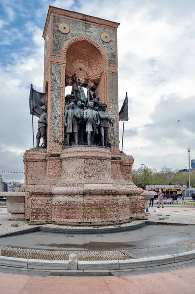 Anıt Nisan 2014 yılında Istanbul'da Taksim Meydanı'nda
