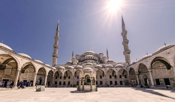Istanbul camilerin minareleri