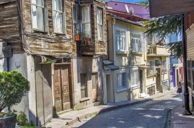 İstanbul Caddesi eski geleneksel ahşap evler ve Telkari kaldırım, Türkiye ile. Haliç bölgesinde.