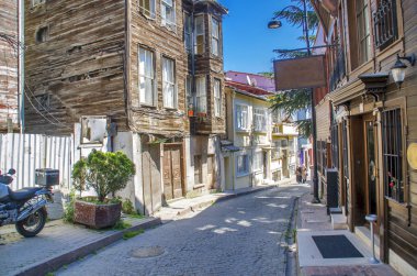 İstanbul Caddesi eski geleneksel ahşap evler ve Telkari kaldırım, Türkiye ile. Haliç bölgesinde.