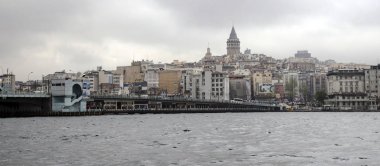 İstanbul, Türkiye - 11 Nisan: Görünümü Galata Köprüsü ve Galata Kulesi üzerinde 11 Nisan 2014