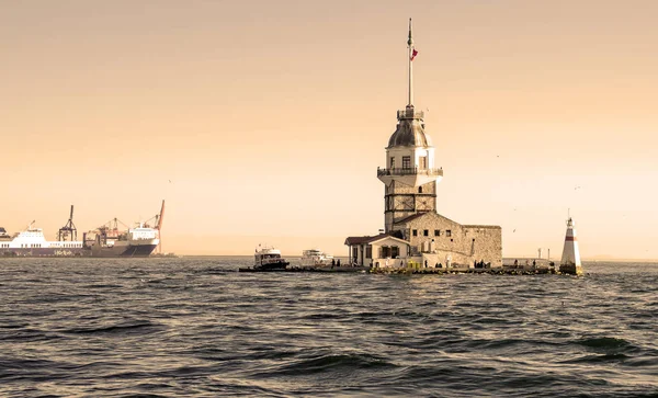 Torre de la doncella en el Bósforo en Estambul —  Fotos de Stock