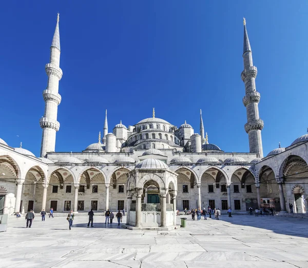 Istanbul, Türkiye - 09 Nisan 2014: Sultanahmet Camii 09 Nisan 2014 tarihinde, Istanbul, Türkiye.
