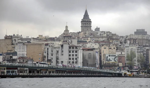 Istambul, truthahn - april, 11: blick auf galata-brücke und galata-turm am 11. april 2014 — Stockfoto