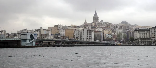 Istambul, truthahn - april, 11: blick auf galata-brücke und galata-turm am 11. april 2014 — Stockfoto