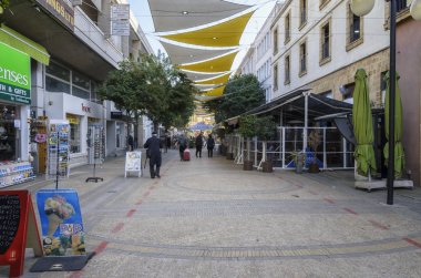 Lefkoşa - 21 Mart 2017: Ledra Caddesi üzerinde Mar üzerinde yürüyen insanlar