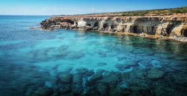 Ayia Napa, Cavo Greco ve Protaras Kıbrıs Adası, Akdeniz'in güzel doğal taş kemer yakınındaki. Efsanevi köprü severler. 