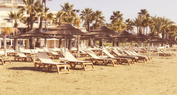 Salões de chaise vazios em uma praia de cyprus — Fotografia de Stock