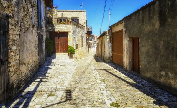Stretta strada in pietra nel villaggio di Kato Lefkara. distretto di Larnaca, C — Foto Stock