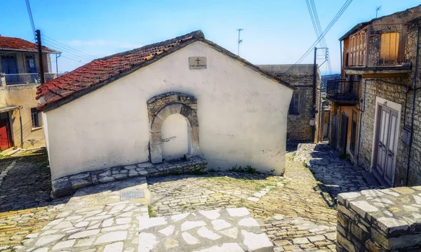 Узкая каменная улица в деревне Като Лефкара. Ларнака, С — стоковое фото