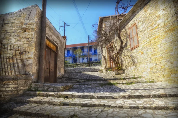 Calle de piedra estrecha en el pueblo de Kato Lefkara. Distrito de Larnaca, C — Foto de Stock