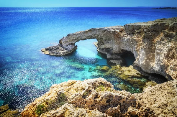 Arco de rocha natural bonita perto de Ayia Napa, Cavo Greco e Protaras na ilha de Chipre, Mar Mediterrâneo. Amantes lendários da ponte . — Fotografia de Stock