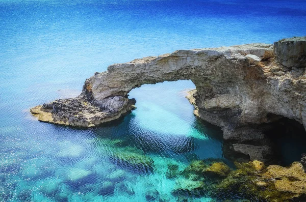 Ayia Napa, Cavo Greco ve Protaras Kıbrıs Adası, Akdeniz'in güzel doğal taş kemer yakınındaki. Efsanevi köprü severler. — Stok fotoğraf