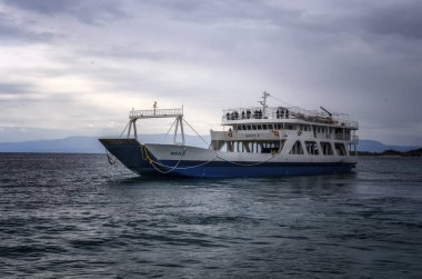 Ouranoupoli, Yunanistan - 27 Mart 2017: feribot Ouranopoli, Mount Athos, Yunanistan geliyor