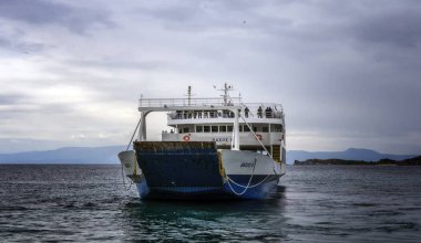Ouranoupoli, Yunanistan - 27 Mart 2017: feribot Ouranopoli, Mount Athos, Yunanistan geliyor