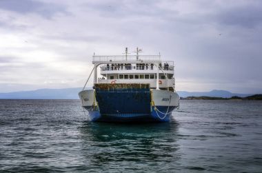 Ouranoupoli, Yunanistan - 27 Mart 2017: feribot Ouranopoli, Mount Athos, Yunanistan geliyor