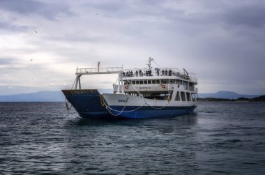 Ouranoupoli, Yunanistan - 27 Mart 2017: feribot Ouranopoli, Mount Athos, Yunanistan geliyor