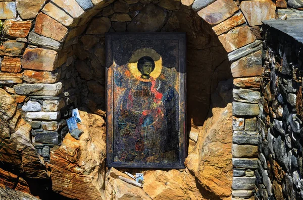 Icono de San Jorge el Victorioso en la fuente cerca del monasterio de Jenofonte — Foto de Stock