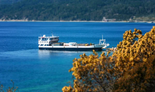 Griechische Frachtfähre im Kippschichtbetrieb — Stockfoto