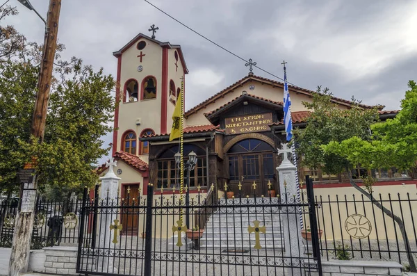 Ouranoupolis, Grekland - 27 mars 2017: Ingången till kyrkan av Saint Konstantine och Elena i Ouranoupolis stad på halvön Athos ligger i Halkidiki, Grekland — Stockfoto