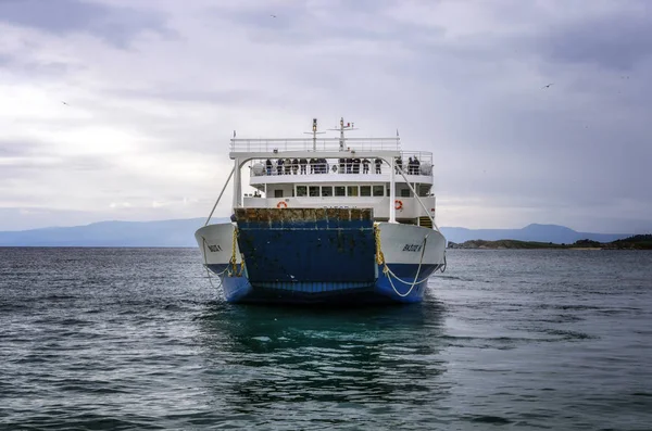 Ouranoupoli, Yunanistan - 27 Mart 2017: feribot Ouranopoli, Mount Athos, Yunanistan geliyor