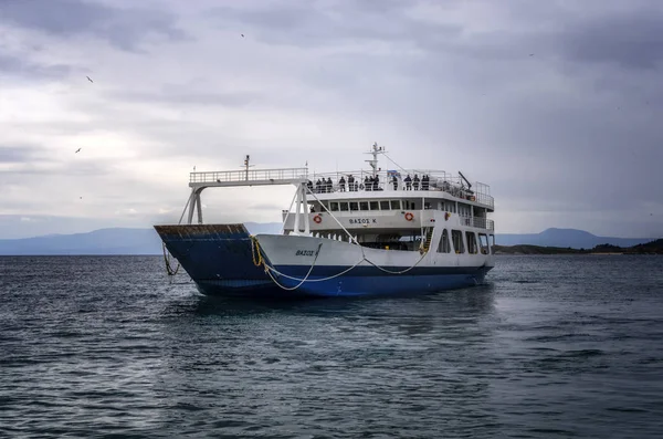 Ouranoupoli, Yunanistan - 27 Mart 2017: feribot Ouranopoli, Mount Athos, Yunanistan geliyor