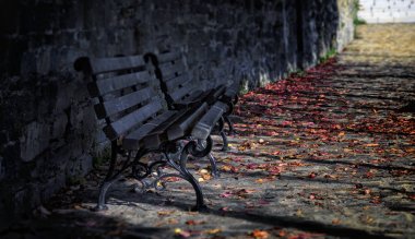 Sonbahar manastırdaki boş banklar