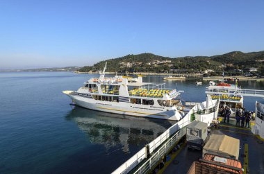 Ouranopolis, Yunanistan - 22 Ekim 2017: Orijinal turistik yolcu gemilerine Bay Athos Dağı yakınlarında