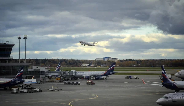 Moskwa Sheremetyevo Lotnisko, Rosja - zm. 21 października 2017: widok — Zdjęcie stockowe