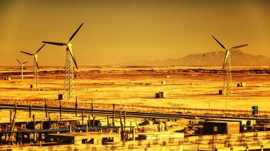 Hurghada yakınındaki elektrik enerjisi üretimi için rüzgar çiftliği. Mısır. Afrika.